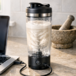 Batidora portátil USB mezclando proteína en una cocina