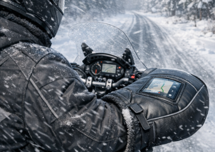 Motorista consulta GPS durante una nevada en carretera forestal