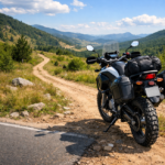 Moto de aventura junto a pista montañosa