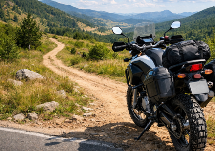 Moto de aventura junto a pista montañosa