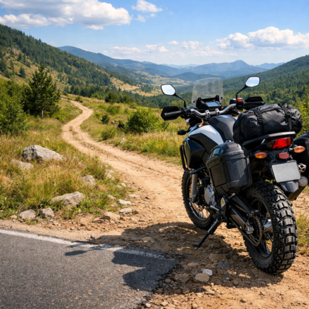 Moto de aventura junto a pista montañosa